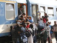 V Maďarsku vypuklo medzi migrantami šialenstvo po sprístupnení železničnej stanice.