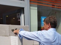 Alojz Hlina zamuroval vchod do nebankovej spoločnosti Alojz Hlina zamuroval vchod do nebankovej spoločnosti