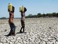 Mnohí Afričania každý deň musia chodiť dlhé kilometre po vodu