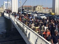 Migranti vrátane celých rodín pochodujú po vlastných smerom do Rakúska