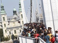 Tisíce migrantov pochodujú pešo smerom do Rakúska.