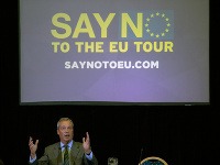 Nigel Farage, líder britskej pravicovej strany UKIP, začal masívnu kampaň proti EÚ