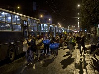 Maďarsko ponúklo utečencom 11 autobusov smerujúcich na maďarsko-rakúsku hranicu.