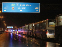 Maďarsko ponúklo utečencom 11 autobusov smerujúcich na maďarsko-rakúsku hranicu.