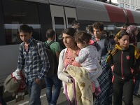 Desiatky migrantov stále prichádzajú do Rakúska.
