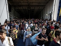 Teroristi sa strácajú v dave utečencov