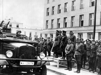 Prehliadka nemeckých a sovietskych jednotiek pred nemeckým veliteľom Heinzom Guderianom a sovietskym veliteľom Semyonom Krivosheinom v Brest-Litovsku, 22. september 1939.