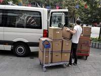 Humanitárna pomoc pred naložením do kamiónov v Starej tržnici.