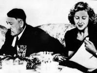 Adolf Hitler a Eva Braunová pred samovraždou