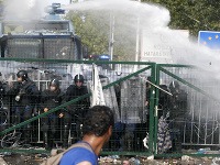 Maďarská polícia použila na utečencom slzný plyn