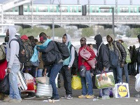 Migrantov vo Francúzsku presúvajú.