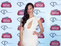 Nová tvár Fashion TV Dominika Ngo Ducová žiarila počas večera v bielych šatách s rafinovaným výstrihom. 