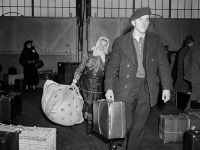 Fotografia zo 17. novembra 1938 zachytáva Margarétu Lubacovú z Prahy. Do New Yorku priplávala na zaoceánskej lodi Queen Mary ešte na začiatku II. svetovej vojny. Počet vysídlených ľudí vtedy prekročil 50 miliónov.