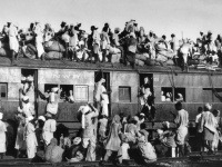 September 1947 – moslimskí utečenci sedia na streche preplneného vlaku v Naí Dillí, ktorým sa snažia ujsť z Indie. Po rozdelení subkontinentu na Pakistan a Indiu bolo počas výtržností odhadom zabitých až milión hinduistov, moslimov a sikhov. Až 12 miliónov však vyhnali z domovov.