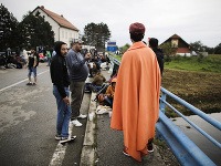 Utečenci čakajú na moste medzi Chorvátskom a Slovinskom v dedine Harmica v Chorvátsku.