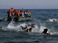 Na Lesbos putujú tisícky utečencov