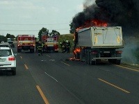 Na 19,5 km diaľnice D1 horí odstavený kamión