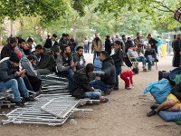 Migranti čakajú v Nemecku na registráciu. Migranti čakajú v Nemecku na registráciu.