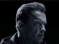 Arnold Schwarzenegger je spätý s Terminátorom. 