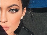 Kylie Jenner si potrpí na dokonalosť. Dopomáha si líčením a rôznymi vylepšeniami. 