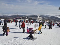Lyžiarsky rezort v Tatranskej Lomnici je v hodnotení Skiresort.info medzi takými strediskami, ako napríklad francúzske Les 3 Vallées či rakúske Sölden Lyžiarsky rezort v Tatranskej Lomnici je v hodnotení Skiresort.info medzi takými strediskami, ako napríklad francúzske Les 3 Vallées či rakúske Sölden