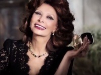 Sophia Loren ma tvár bez vrások. 