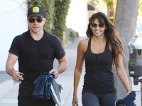 Matt Damon sa pýši svalnatým telom a krásnou manželkou Lucianou. Matt Damon sa pýši svalnatým telom a krásnou manželkou Lucianou.