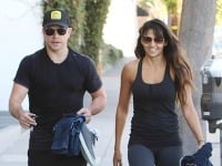 Matt Damon sa pýši svalnatým telom a krásnou manželkou Lucianou.