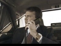 Július Rezeš v luxusnom aute s telefónom na šnúre, zlatými hodinkami a náramkom na zápästí. Aj takto vyzeral v roku 1998 známy podnikateľ.