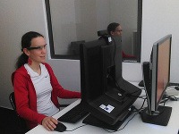 Mgr. Alena Kovárová, PhD. vo Výskumnom centre používateľského zážitku ( User eXperience Research Centre); zdroj: archív Mgr. Aleny Kovárovej, PhD.