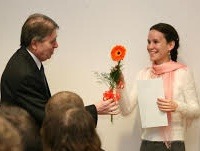 prof. RNDr. Ľudovít MOLNÁR, DrSc. odovzdáva ocenenie Alene Kovárovej, rok 2008; zdroj archív Mgr. Aleny Kovárovej, PhD.