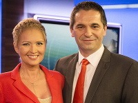 Adriana Kmotríková s kolegom Jánom Mečiarom tesne pred vysielaním Novín TV Joj.