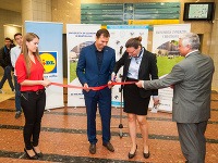 Generálny riaditeľ spoločnosti Lidl Slovenská republika p. Stanislav Čajka a doc. Mgr. Ing. Zuzana Juhászová, PhD, prorektorka ekonomickej univerzity v Bratislave pre vzdelávanie Generálny riaditeľ spoločnosti Lidl Slovenská republika p. Stanislav Čajka a doc. Mgr. Ing. Zuzana Juhászová, PhD, prorektorka ekonomickej univerzity v Bratislave pre vzdelávanie