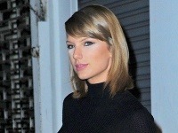 Taylor Swift mala v okolí očí biele fľaky. 