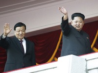 Vodca KĽDR Kim Čong-un (vpravo).