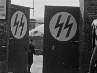 Symboly SS na bráne tábora.