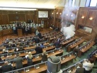 Kosovská poslankyňa vypustila dnes v úvode zasadnutia parlamentu v Prištine v rokovacej sále na kolegov slzotvorný plyn.