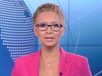 Adriana Kmotríková vo štvrtok večer hlásila televízne spravodajstvo s čiernymi dioptrickými okuliarmi. 