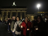 Stovky ľudí dnes v Berlíne vytvorili živú reťaz na podprou utečencov 