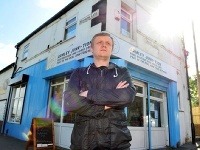 Adam pred pobočkou Real Junk Food Project v Armley