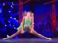 Ruská tanečnica si pri páde po tejto roznožke zranila tvár.