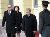 Fínsky prezident Sauli Niinistö a slovenský prezident Andrej Kiska počas oficiálnej návštevy Fínska. 