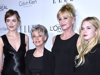 Krása je očividne v tejto famílii dedičná. Zľava Dakota Johnson, Tippi Hedren, Melanie Griffith a Stella Banderas.