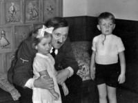 Hitler na Berghof pozýval niekedy deti Hitler na Berghof pozýval niekedy deti