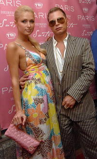 Paris Hilton s producentom Scottom Storchom