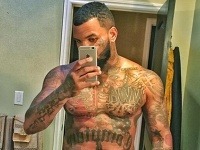 Raper The Game zverejnil na instagrame takúto fotku. Na tetovania sa mu asi pozeral málokto :)