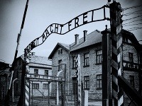 Vstupná brána do tábora v Osvienčime