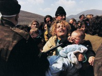 Czech Press Photo, Ján Šibík, Kosovská matka zastavená na hranici Macedónska, 1999