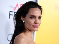 Angelina Jolie vyzerá na prvý pohľad ako plejmejtka - vychutnutá a s megaprsiami. 