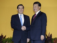 Čínsky prezident Si Ťin-pching a taiwanský prezident Ma Jing-ťiou